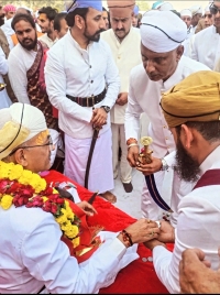 Maharaja Sahab Shailendra Singh Ji presenting Nazrana yo Maharana Mewar Vishvraj Singh Ji