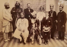Ratlam Maharajadhiraj HH Shrimant Shri Sajjan Singh Ji Bahadur saheb, Sailana Maharaja HH Shri Jaswant Singh Ji Saheb, Two British officer, two Deccan Parsi communities. (Ratlam)