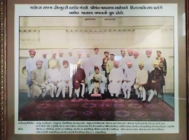 Group photo of the Vadodara State Tributary Thakor Mandal presenting the Sanman Patra  to Shrimant Maharaj Sahib on the occasion of Hirak Mohotsav.