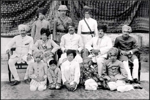 Thakur Saheb Keshri Sinhji with his four cousins and relatives with state police (Ambliara)