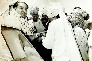 Maharaja Of Bikaner, Karni Singh Ji being welcomed at Dhingsara in 1969