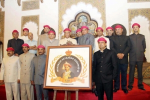 Maharaja Samarjeetsingh Gaekwad in the center on the day of the logo launch (Baroda)