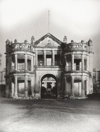 Main entrance of Bhinga Palace (Bhinga)