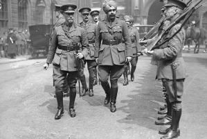 South African General Jan Smuts and the Maharaja Ganga Singh ji of Bikaner inspecting a guard in London, 1917 (Bikaner)