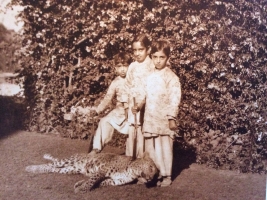 Sushila Kumari with her brothers Karni Singh and Amar Singh (Bikaner)