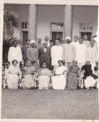 H.H.Raja Anand Chand standing with members of Parliament, Delhi (Bilaspur)