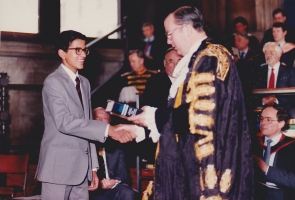 H.H.Raja Gopal Chand receiving prize from Lord Mayor, London (Bilaspur)