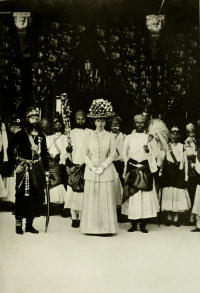 Her Imperial Majesty Queen-Empress Mary with His Highness the Maharao Raja of Bundi during her visit to Bundi (Bundi)