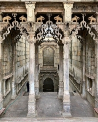 Rani ji's stepwell, Bundi In 1699 AD, Rao Raja Anirudh Singh Ji Hada, the Chauhan ruler of Bundi, Maharani Ladkanwar Ji Nathawat of Hada built this beautiful stepwell. (Bundi)