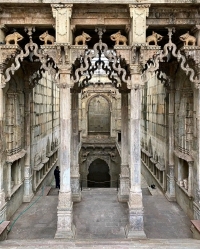 Rani ji's stepwell, Bundi In 1699 AD, Rao Raja Anirudh Singh Ji Hada, the Chauhan ruler of Bundi, Maharani Ladkanwar Ji Nathawat of Hada built this beautiful stepwell.