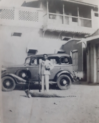 Rao Uday Singhji of Chadawad at the backside of Chadawad Palace with his Ford v8 1934. (Chadawad)