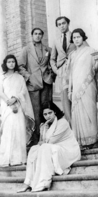 From left, Princess Ayesha or Maharani Gayatri Devi of Jaipur, Princess Ila Devi (sitting), Maharaja of Cooch Behar Jagaddipendra Narayan, Prince Indra Jitendra and Princess Menaka Raje on right