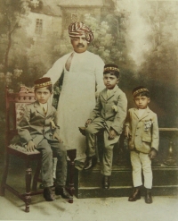 Amir Ul Umrao Sardar Santajirao Ghorpade with his three sons Vishwasrao, Anandrao and Yashwantrao