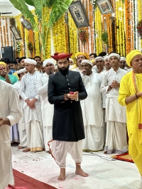 Maharaja Vikramsinhrao Puar II of Dewas (Sr.) partakes in Janmashtami festivities at the Rajwada