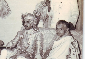 Late Rajmata Krushna Priya Devi of Dhenkanal with her grand son-in-law M. Narpatsingh Idar at his wedding to her grand-daughter Jogmaya. (Dhenkanal)