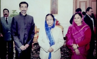 Kunwar Nirpendra Singh and Saroj Kumari with Pratibha Patil