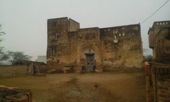 Haveli inside the fort of Hardesar (Hardesar)