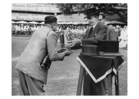 Maharaj Amarsinghji Himmatsinghi Idar receiving silver medal (Idar)