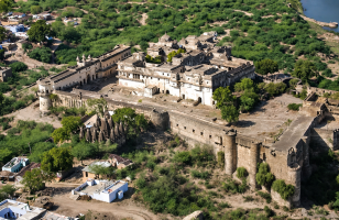 Khatauli Fort was built in the 17th century by Maharaja Amar Singh Hada, son of Maharaja Indrasal Singh Hada of Indargarh