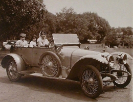 Maharani Chandrawati Bai Holkar of Indore, first royal female to hold a Driv. Lic. with Prince Yashwant Rao and Princess Manorama Raje, at Lalbagh Palace (Indore)