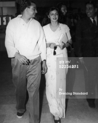 Maharaja and Maharani of Jaipur in Heathrow Airport, 1959 (Jaipur)