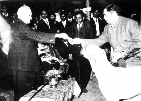 Sri V V Giri (President of India) giving Best of Breed Prize to Diamond (Great Dane)
