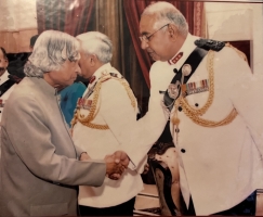 Lt.-Gen (Retd) Thakur Saheb Mandhata Singh Ji, PVSM VSM YSM, with APJ Abdul Kalam, the president of India (Kalwar)
