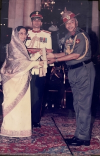 Lt.-Gen.Thakur Mandhata Singhji receiving an award from President Pratibha Patil