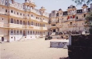 Kesar Vilas on left and Sarang Vilas Kanore Rajmahal