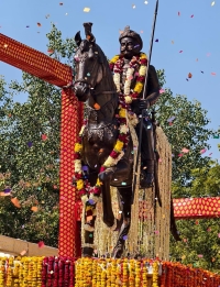 Statue of Braj Shiromani Parambhattarak Maharajadhiraj Yadukul Chandrabhal Shri Gopal Singh Ji Deo Bahadur (Mahi Maratib) of Karauli