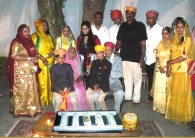 à¤¸à¥à¤µà¤°à¥à¤£ à¤¸à¥€à¤¢à¤¼à¥€ à¤†à¤°à¥‹à¤¹à¤£ (climbing a golden ladder) a ceremony on birth of a Tanwar (great-grand son) of Maharaj Saheb Karan Singhji Karjali & Rani Kanchan Kumariji perform this ceremony (12-4-2011)