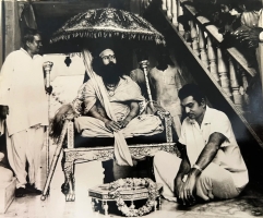 HH Raja Vishwaraj Pratap Singh with Holiness 1008 Shankracharya Swarupanand Saraswati Maharaj