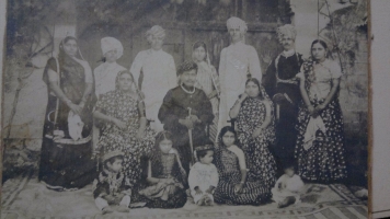 Thakor saheb Hamirsinhji with all 4 queens and Yuvraj Dilipsinhji, Rajkumar Digvijaysinhji, Rani sa of Sayla, Rani sa of Umeta, Rani sa of Sarwan (Kharedi)