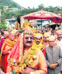 Raja Maheshwar Singhji during Duseera Procession in Kullu