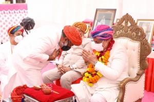 Yuvraj Pratap Sinhji seeking blessings of the new Maharao Hanvant Sinhji (Kutch)