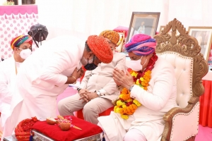 Yuvraj Pratap Sinhji seeking blessings of the new Maharao Hanvant Sinhji