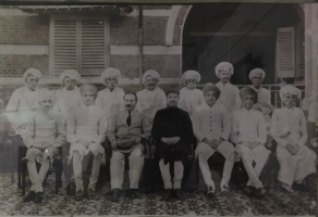 D.S. Ranjitsinhji of Limda with British political agent, Diwan of Lathi and court of Limda. (Limda)