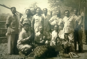 Hunting session by D.Y.S.P. Ratnasinhji Mohbatsinhji Gohil, standing third from the back side (Motishri)