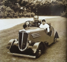 Princess Harshad Kumari with her father, Digvijaysinghji of Jamnagar, the car was later gifted to Bhawani Singh ji of Jaipur on his birthday (Nawanagar)