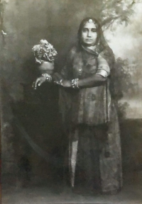 Thakurani Ushav Kanwar of Dewad, wife of Thakur Dhule Singh Ji Para