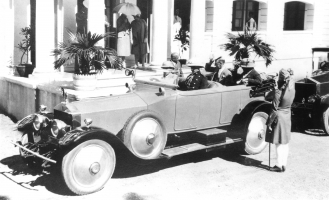 Maharaja Shri Sir Vijaysinhji of Rajpipla in his Roll-Royce Silver Ghost 1921 with Sir Frederick Sykes, Governor of Bombay, at Rajpipla in 1929.