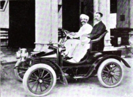 Maharana Chhatrasinhji driving his Wolseley 6 hp 1903-04 in Rajpipla, with Governor of Bombay Presidency Charles Cochrane Baillie, Lord Lamington, seated by his side