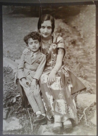 Maharani Padmini Kunverba and Prince Billy (Maharajkumar Indrajit Sinhji) around 1930.