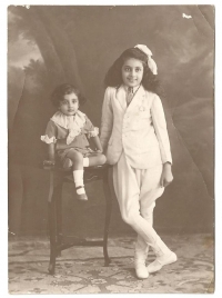 Princess Mohini Kunverba (later Maharani Sahiba of Morvi) and Prince Billy (Maharajkumar Indrajit Sinhji) in 1926.