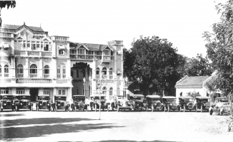 Some Rajpipla cars parked in front of Chhatravilas Palace in February 1926. (Rajpipla)