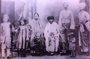 Thakor Saheb Dipsinhji and his family (Sajjanpur)
