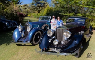 Maharani Mandakini Kumari Maharani of Santrampur and Nawabzadi Aaliya Farhat Babi Khan of Balasinor with two Rolls-Royce in the garden of the lake palace Shri Joraver Vilas in Santrampur, Sant State. (Sant)