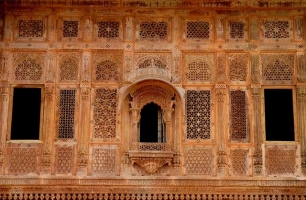 Red sand stone carvings in the fort (Satheen)