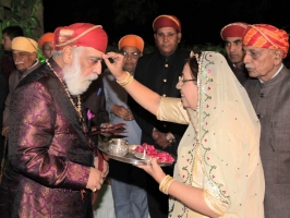 Family members of Shivrati House receiving Shriji of Mewar on his arrival for the Banola of Lakshyaraj Singh Mewar