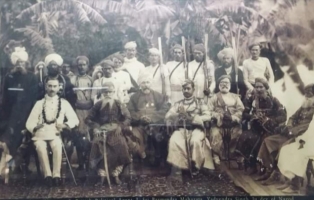 Nagod Maharaja Yadvendra Singh Ji and Yuvraj Bhargvendra Singh Ji of Nagod with all other Parihar Sardars on the occasion of welcome of Political Agent In 1914